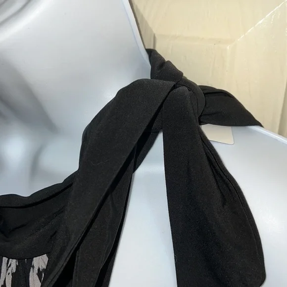 Cute Blouse. Tie around Neck - Picture 4 of 8